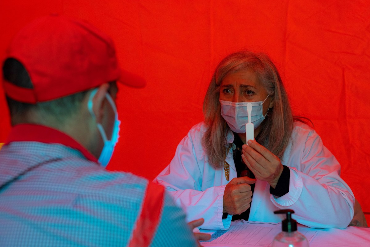 Realización de pruebas rápidas, anónimas y gratuitas de VIH, promovidas por la Coordinadora de Asociaciones de VIH y sida de la Comunidad Valenciana (Calcsicova. (FOTO: EFE/Biel Aliño).